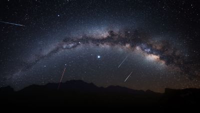 山並みの上に流れる流星群